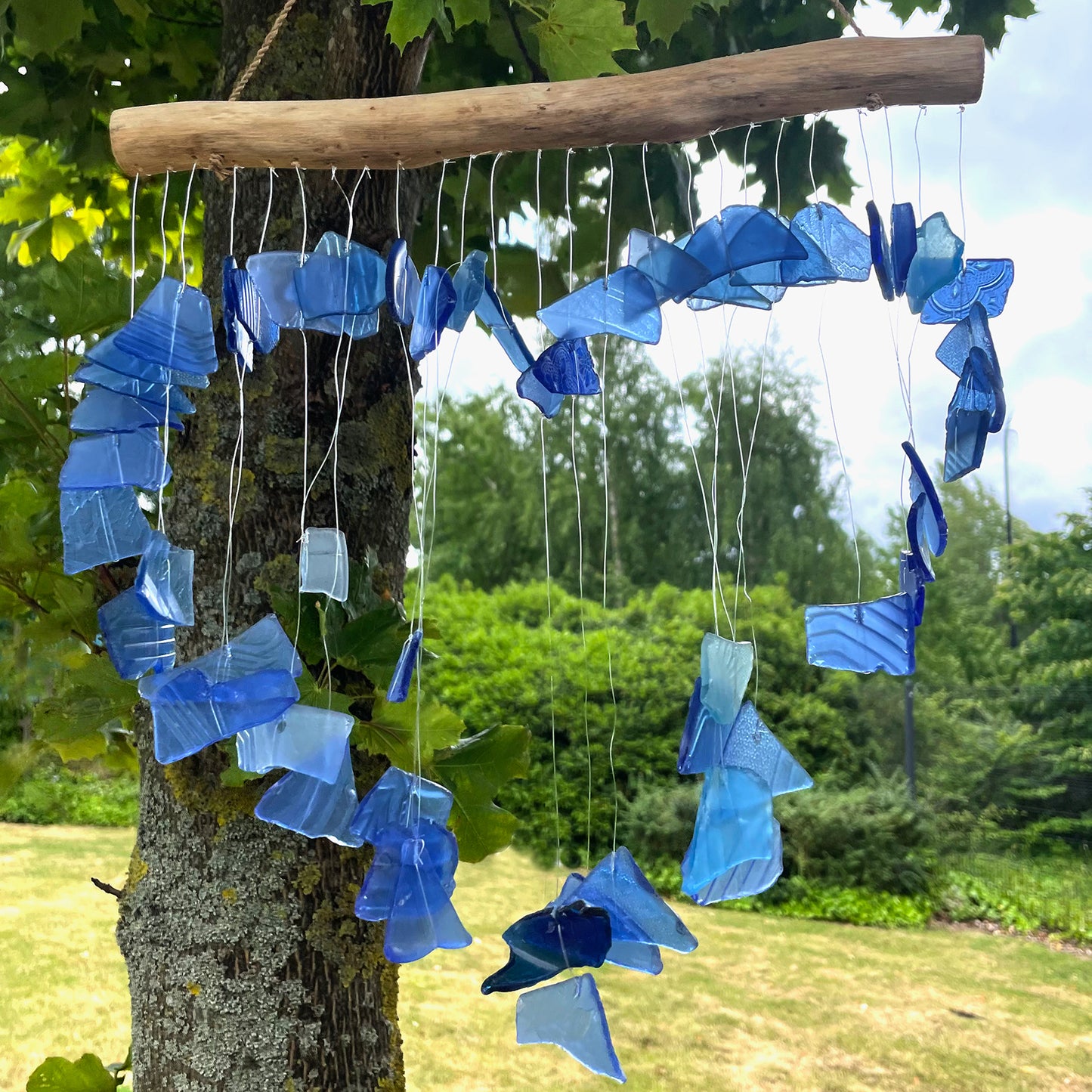 Windspiel aus recyceltem Glas – Blau und Weiß