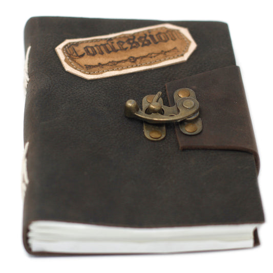 Confessions sur un carnet en cuir