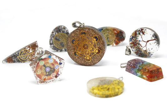 Pendentif en orgonite - Cœur à 7 pierres