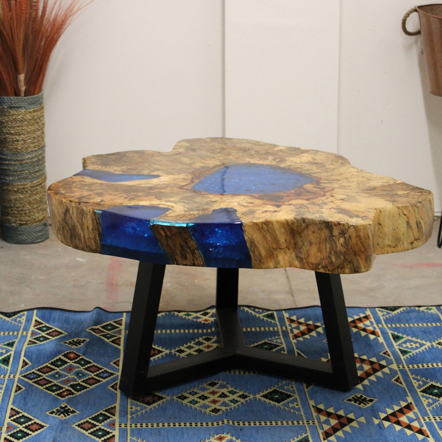 Couchtisch aus Tamarinde und Harz - Himmelblau