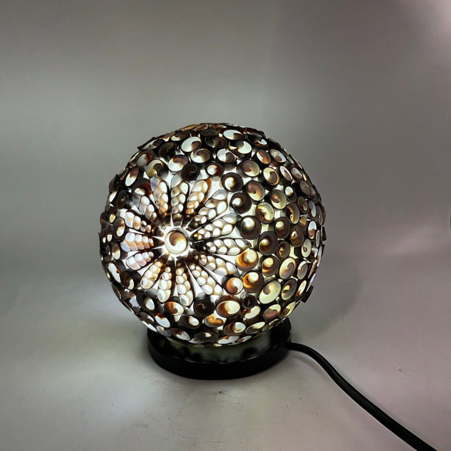 Lampe coquillage bohème - Globe torsadé chocolat - 15 cm