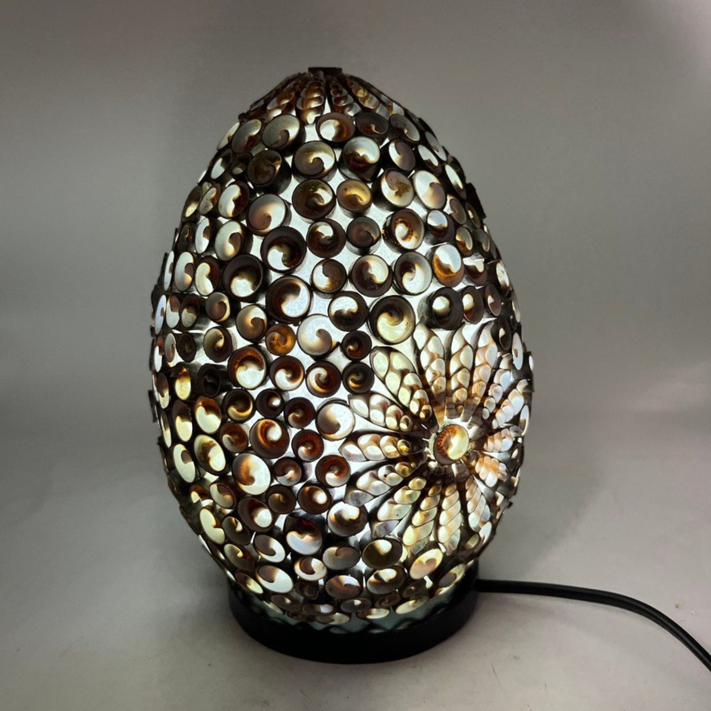 Lampe coquillage Boho - Ovale torsadé chocolat - 20 cm