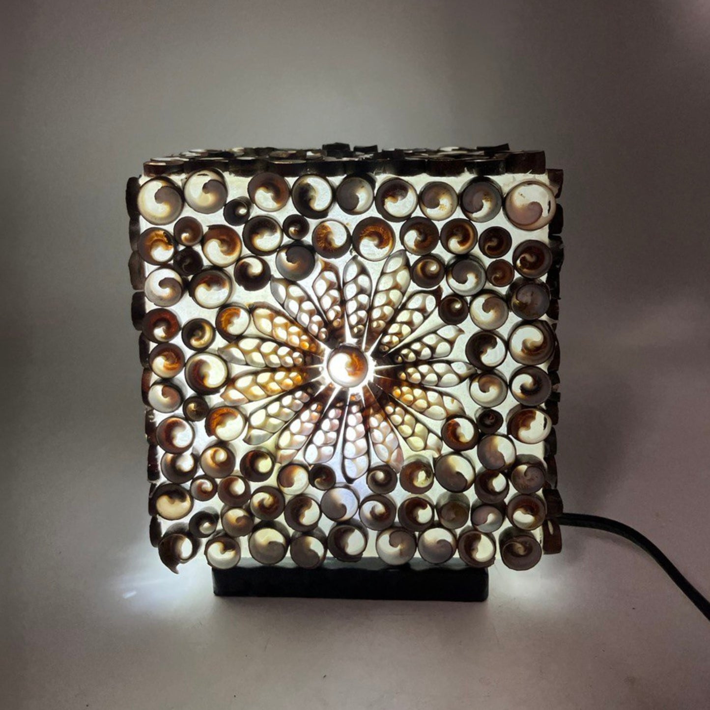 Lampe coquillage bohème - Carré torsadé chocolat - 15 cm
