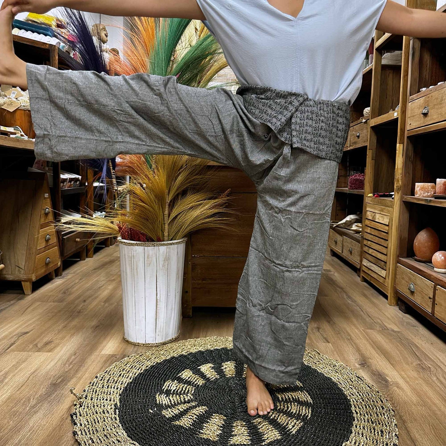 Pantalon de yoga et de festival - Mantra mandala du pêcheur thaïlandais en gris