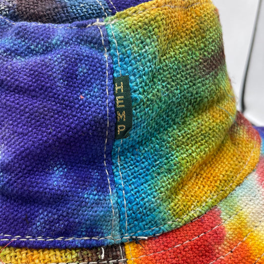 Chapeau de festival bohème tie-dye en chanvre et coton avec patchs et anneaux