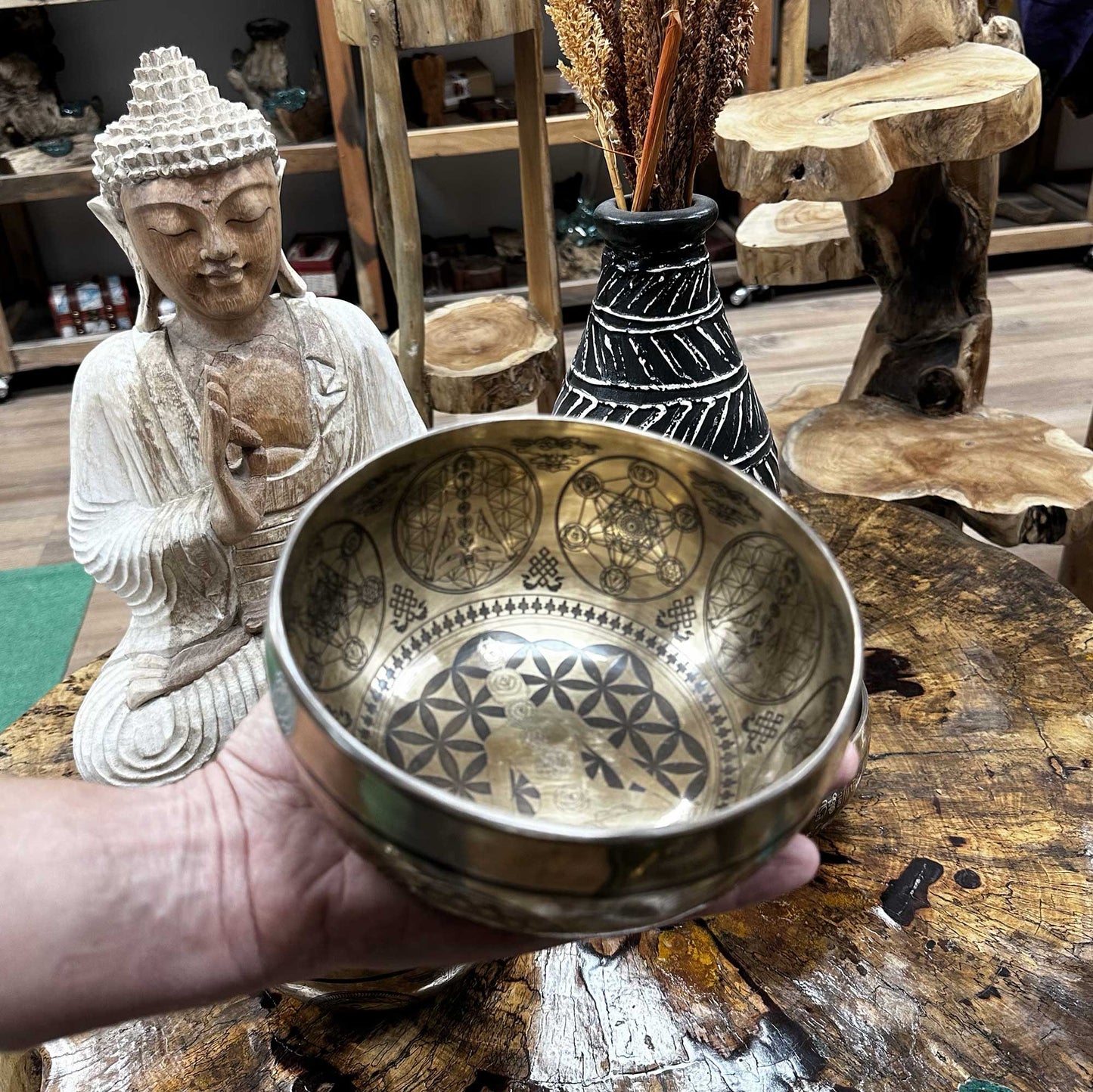 Bol chantant tibétain gravé pour la guérison - 16 cm - 7 chakras