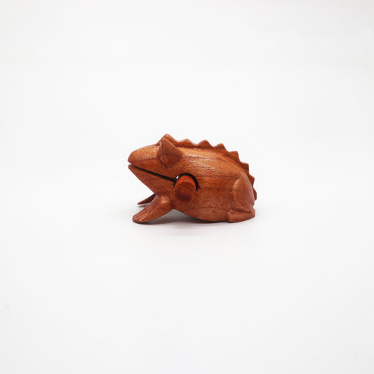 Grande grenouille des bois croquante