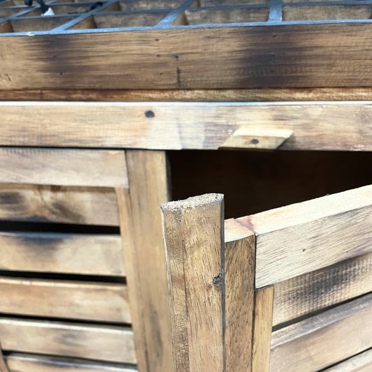 Standardschrank mit vier Regalen und Ständer