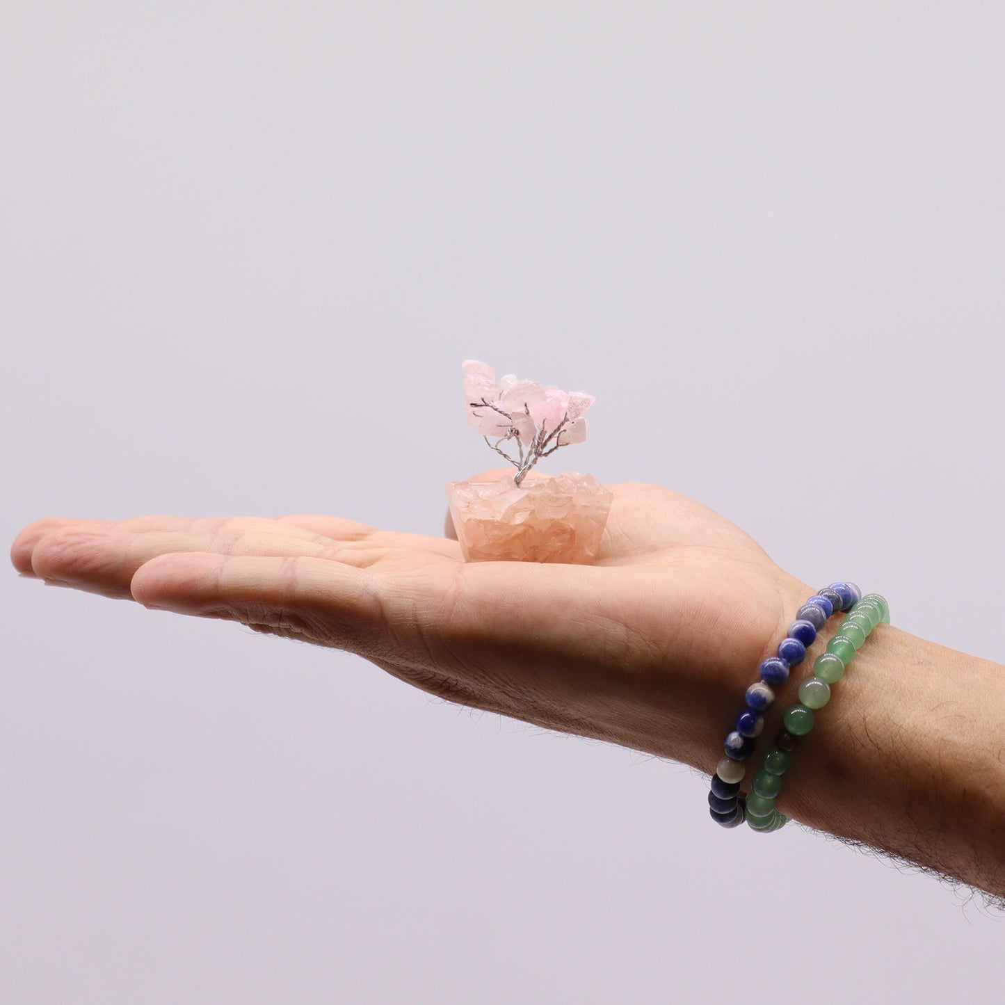 Mini arbre à pierres précieuses sur base en orgonite – Quartz rose (15 pierres)