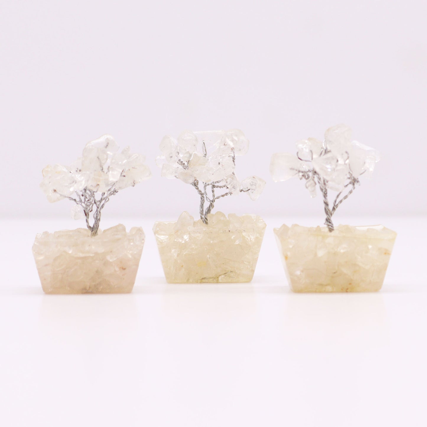 Mini arbre à pierres précieuses sur socle en orgonite – Quartz rocheux (15 pierres)