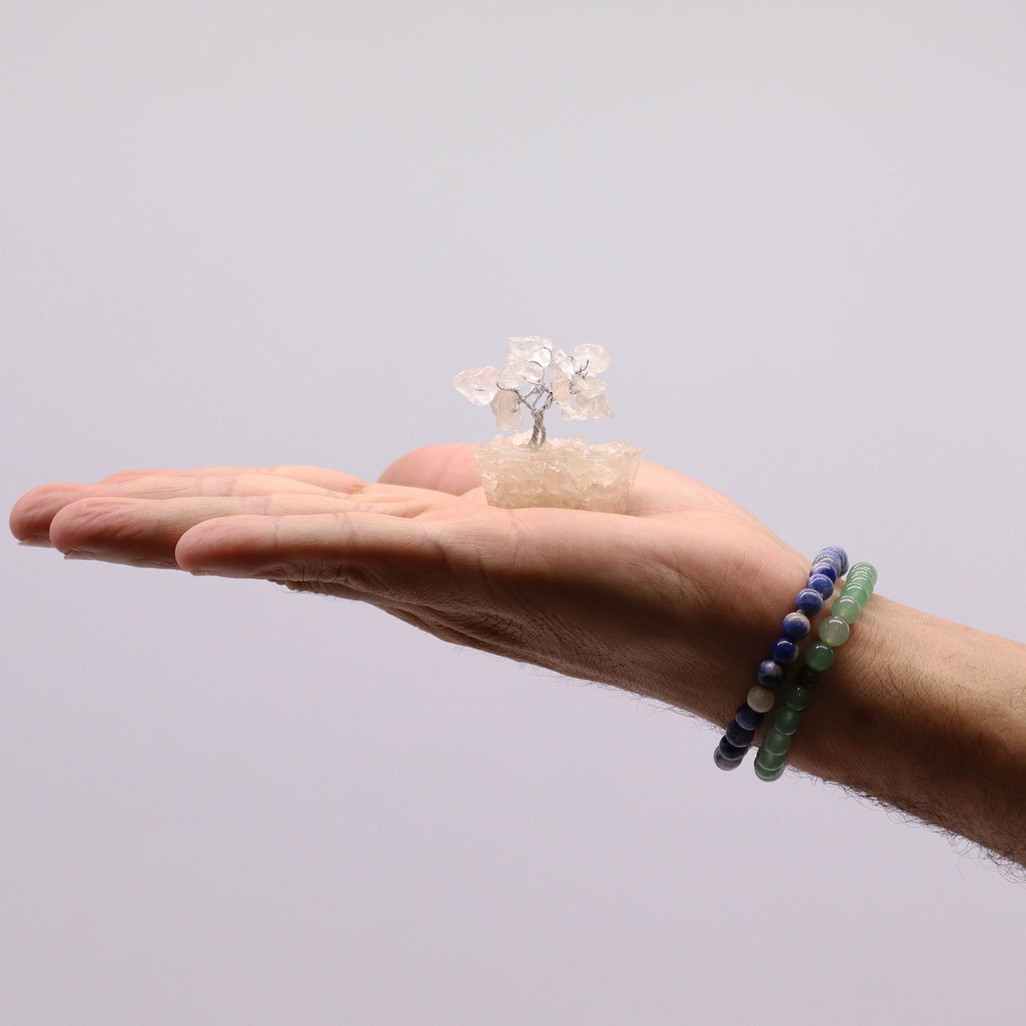 Mini arbre à pierres précieuses sur socle en orgonite – Quartz rocheux (15 pierres)