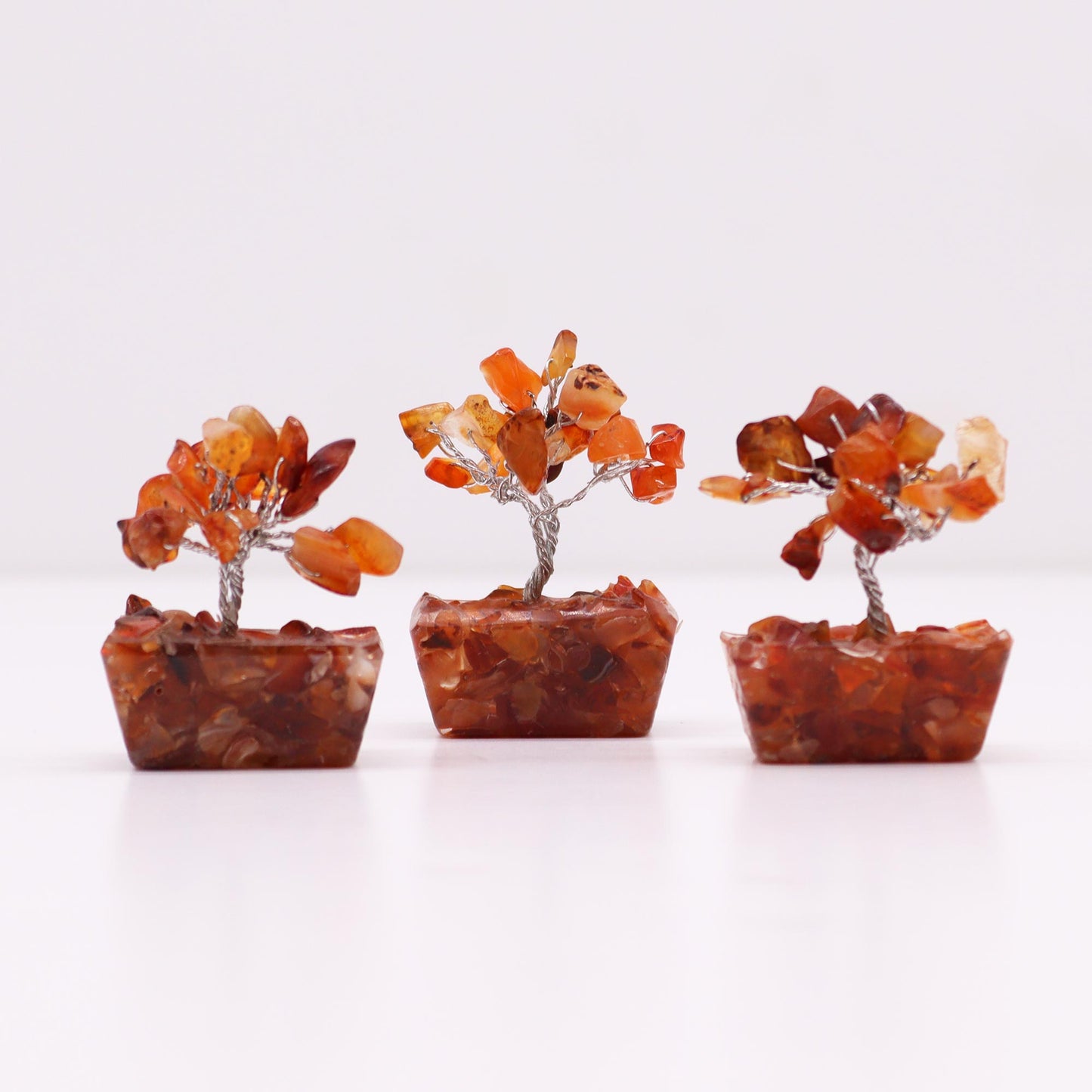 Mini arbre à pierres précieuses sur socle en orgonite - Cornaline (15 pierres)