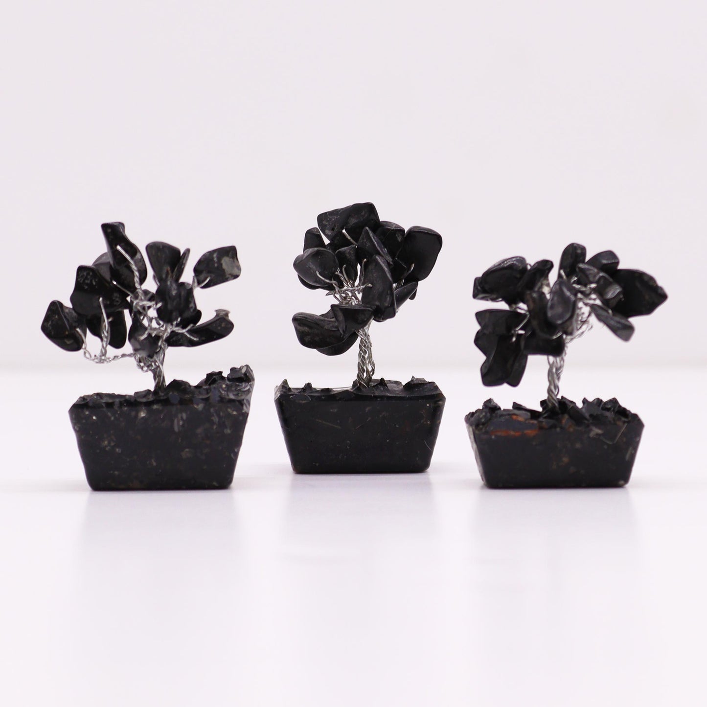 Mini arbre à pierres précieuses sur base en orgonite – Agate noire (15 pierres)