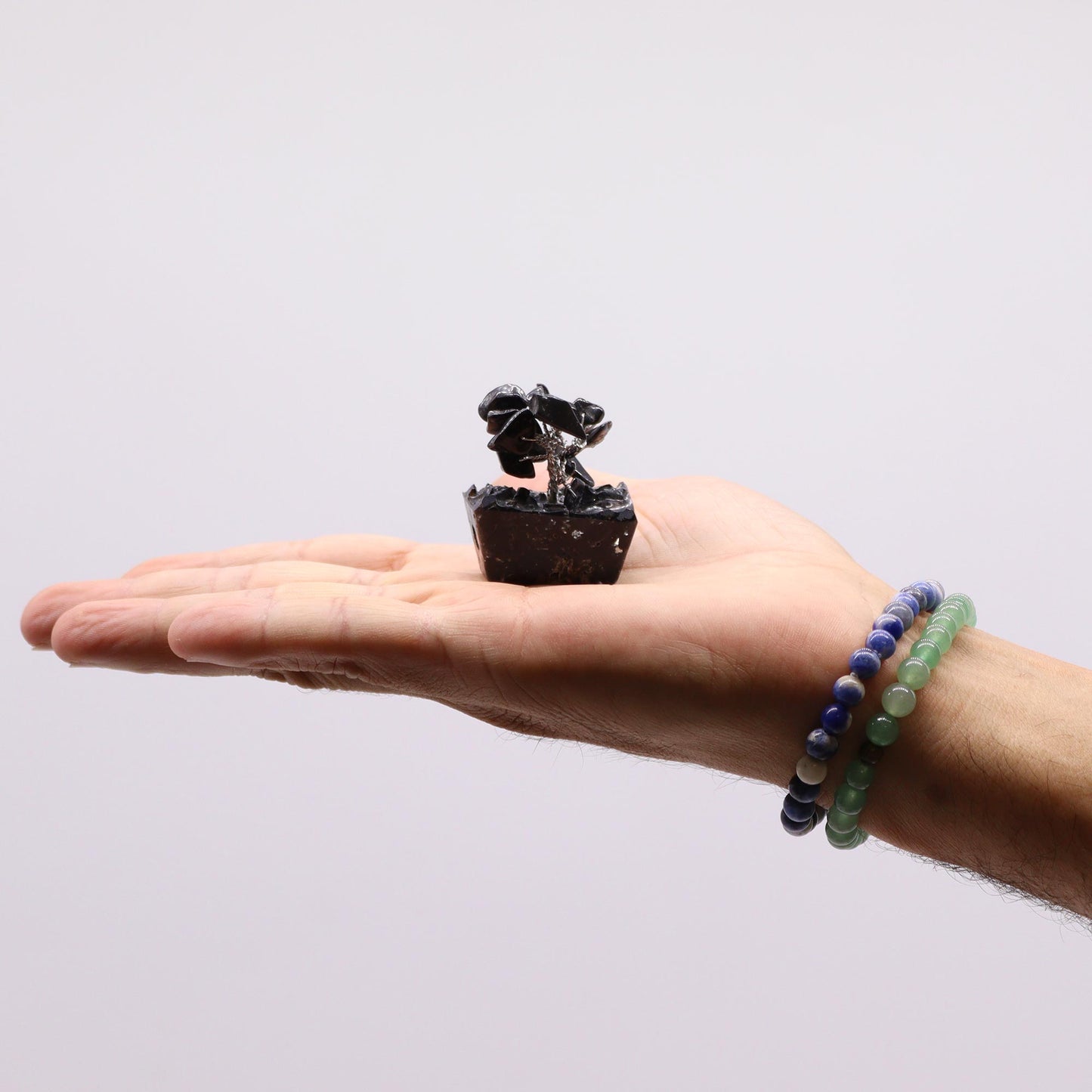 Mini arbre à pierres précieuses sur base en orgonite – Agate noire (15 pierres)