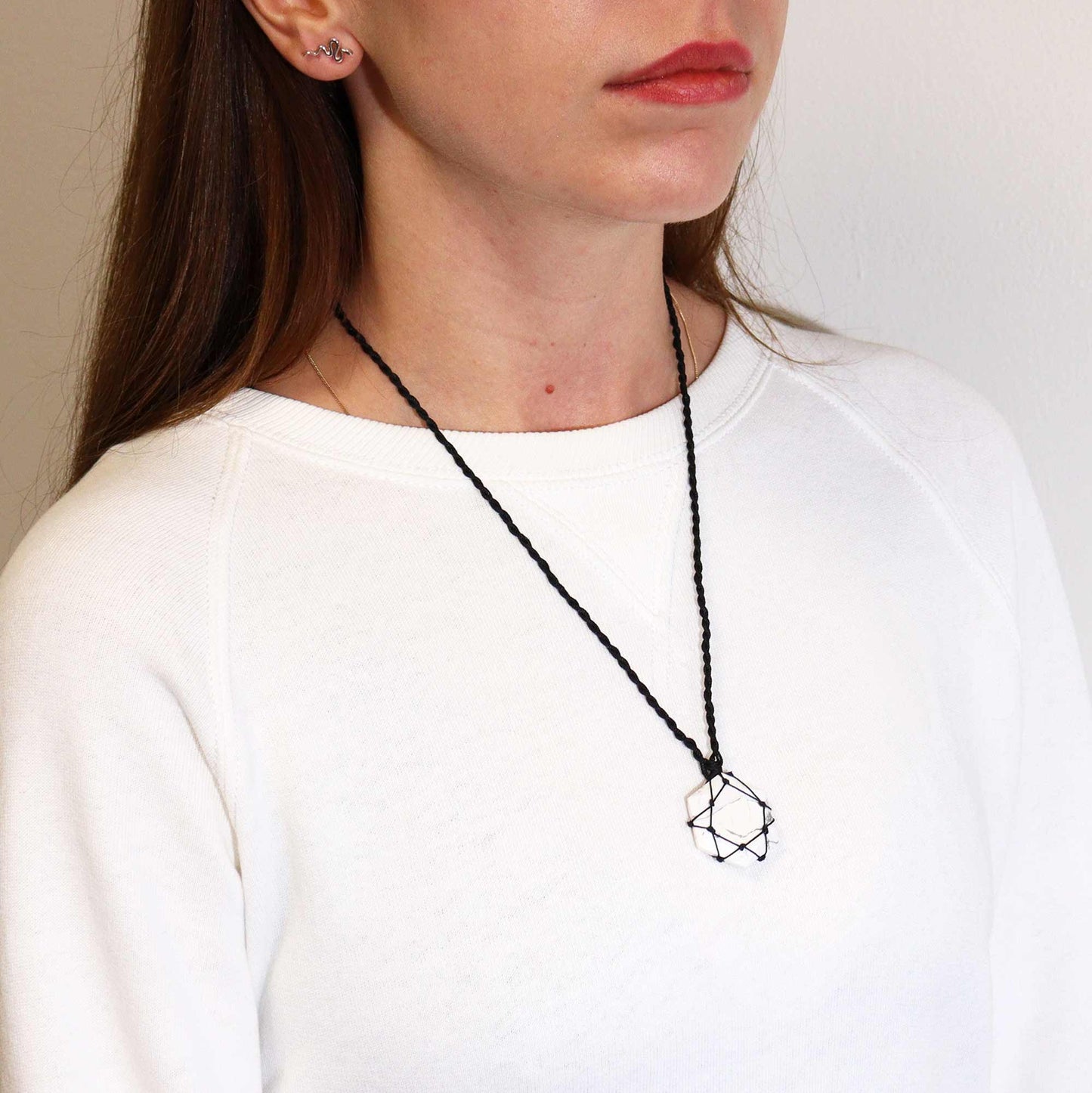 Pendentif hexagonal en pierres précieuses entrelacées - Howlite blanche