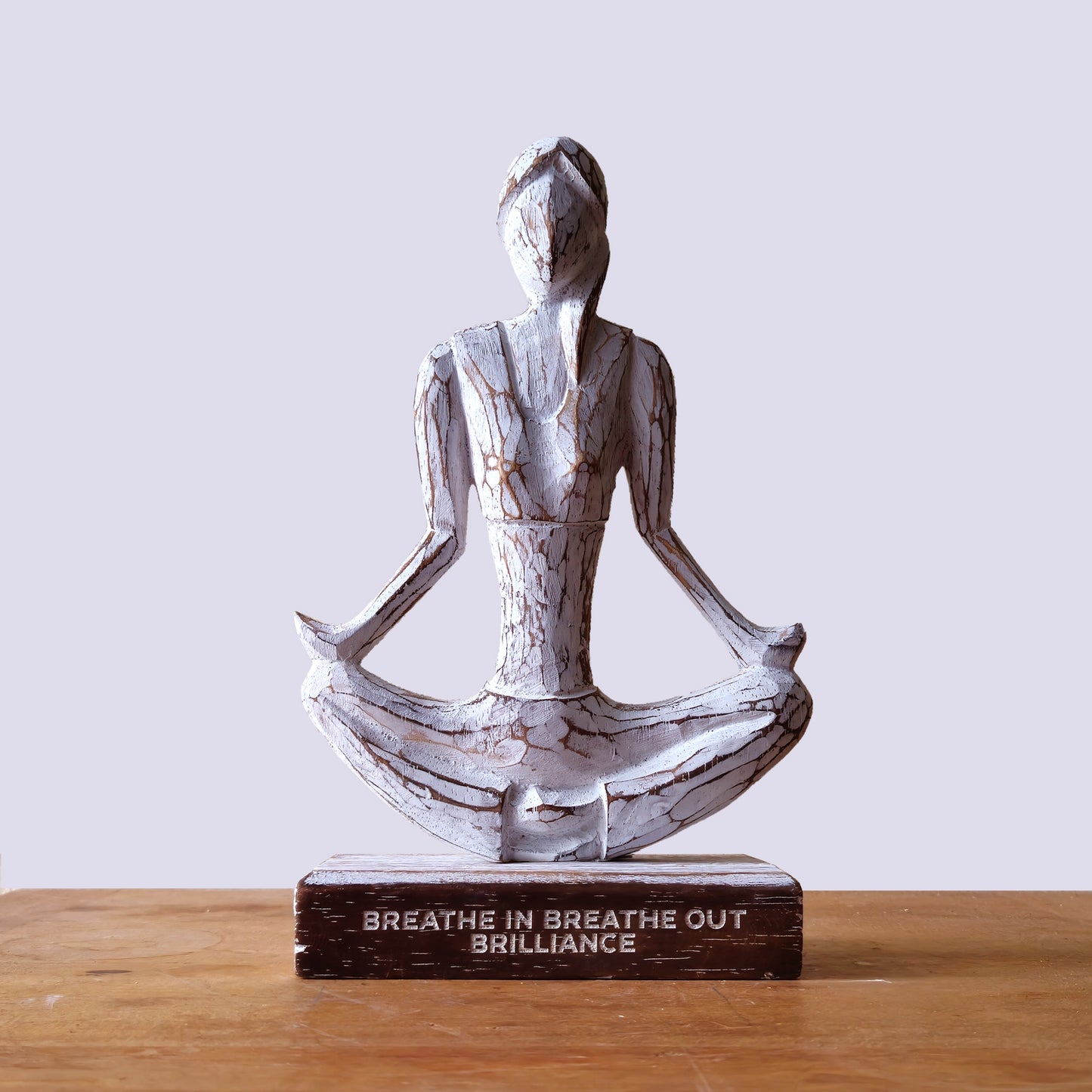Wooden Woman Yoga – Weiß getüncht – Einfache Pose – Einatmen, Ausatmen, Strahlen