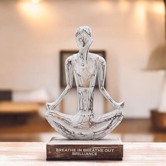 Wooden Woman Yoga – Weiß getüncht – Einfache Pose – Einatmen, Ausatmen, Strahlen