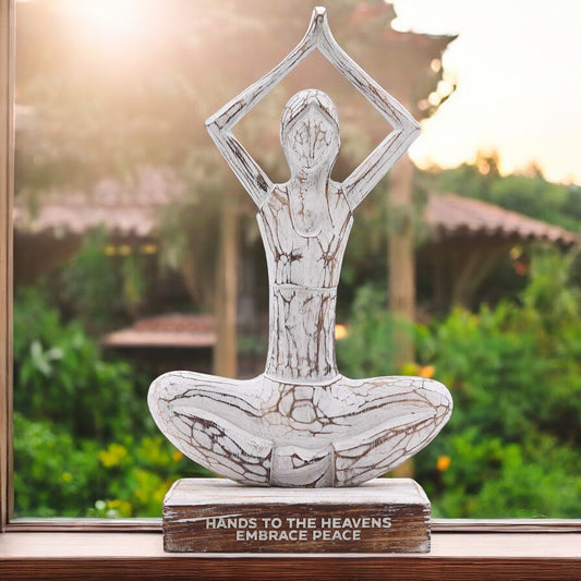 Yoga einer hölzernen Frau – weiß getüncht – Hände hoch – Hände zum Himmel, umarme den Frieden