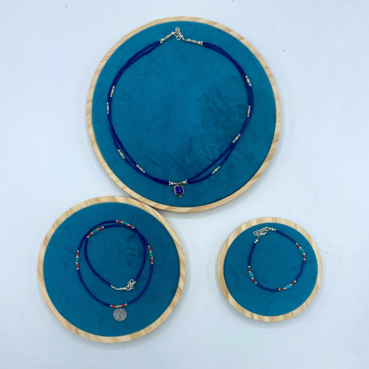 Extradünne zweireihige nepalesische Halskette - Anhänger aus blauem Onyx und Lapislazuli