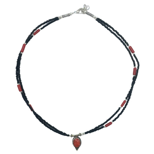 Collier népalais extra-fin à deux rangs - Pendentif noir et corail
