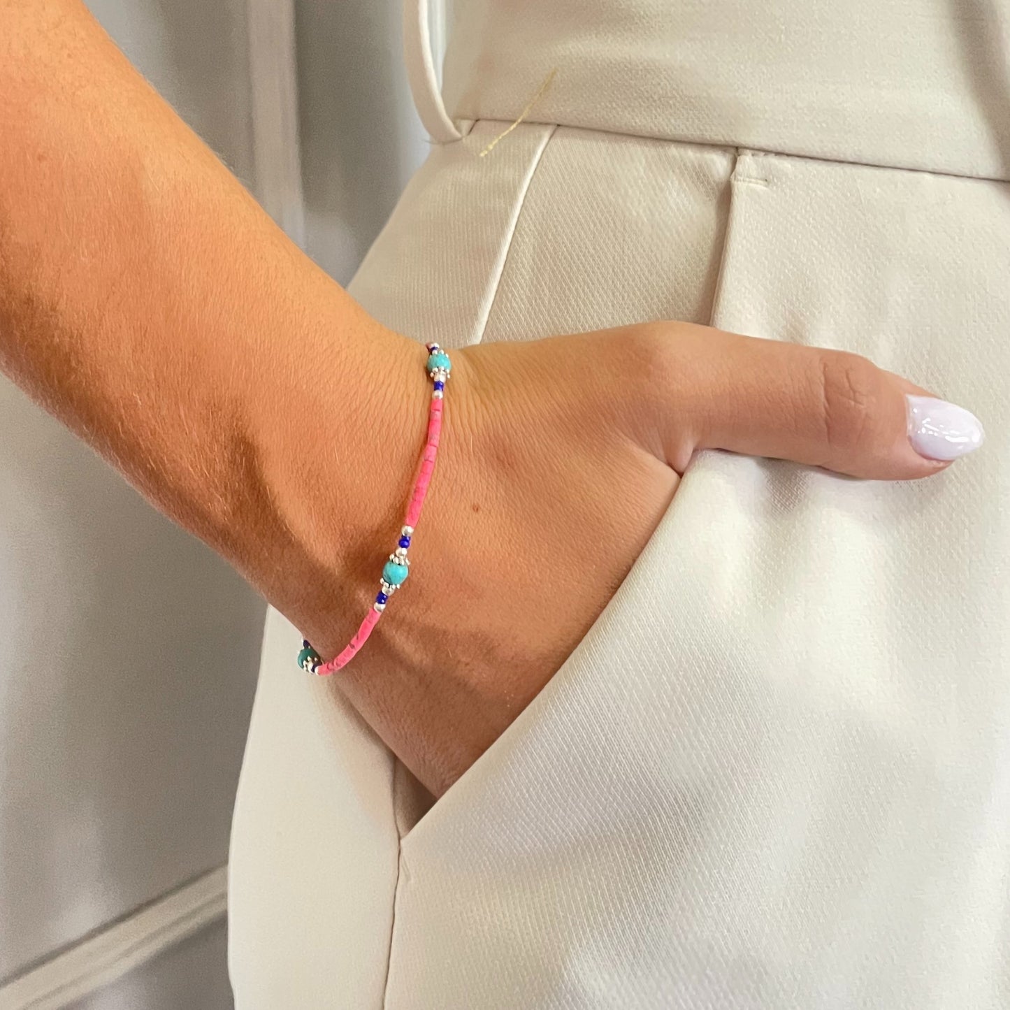 Nepalesisches Armband aus extrafeinen Edelsteinen – rosa Korallen- und Türkisperlen
