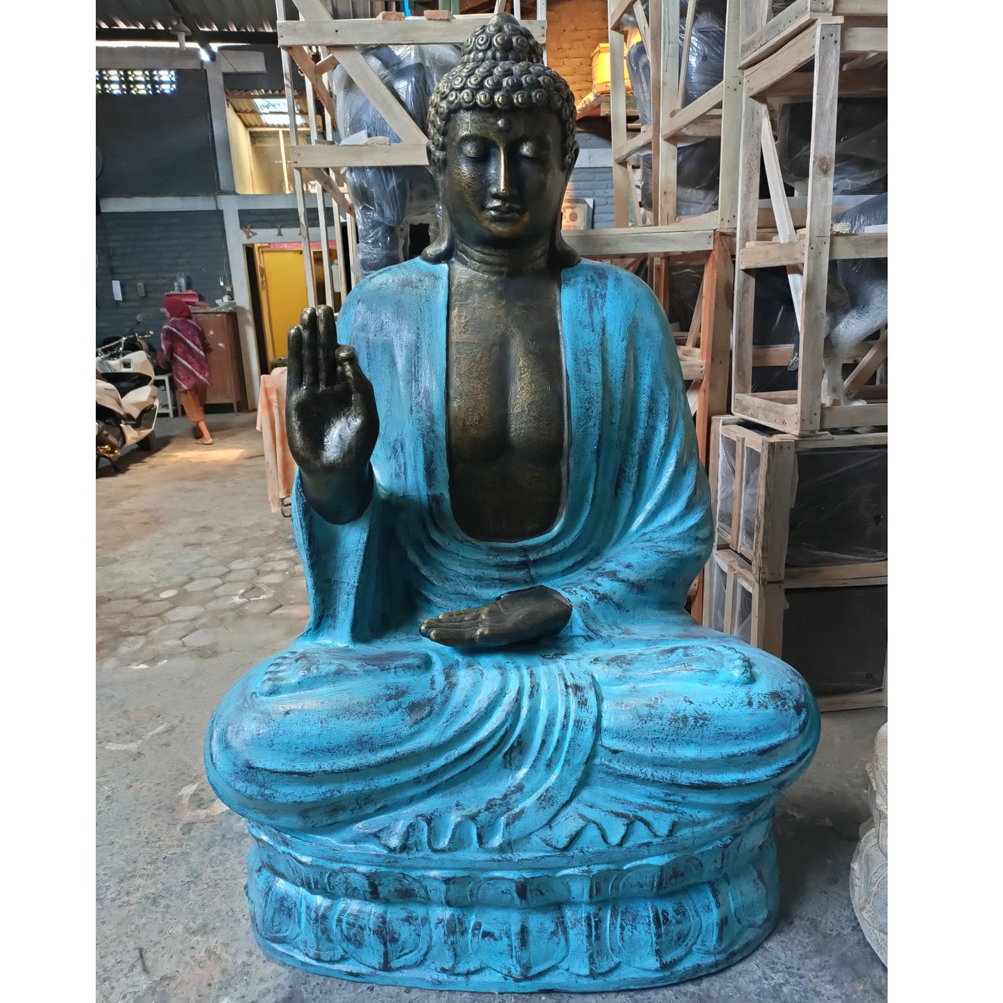 Großer Buddha aus Türkis und Stein, der auf einer Lotusblüte lehrt – 2 m