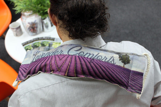 Sac de blé dans une boîte cadeau - papillon et roses