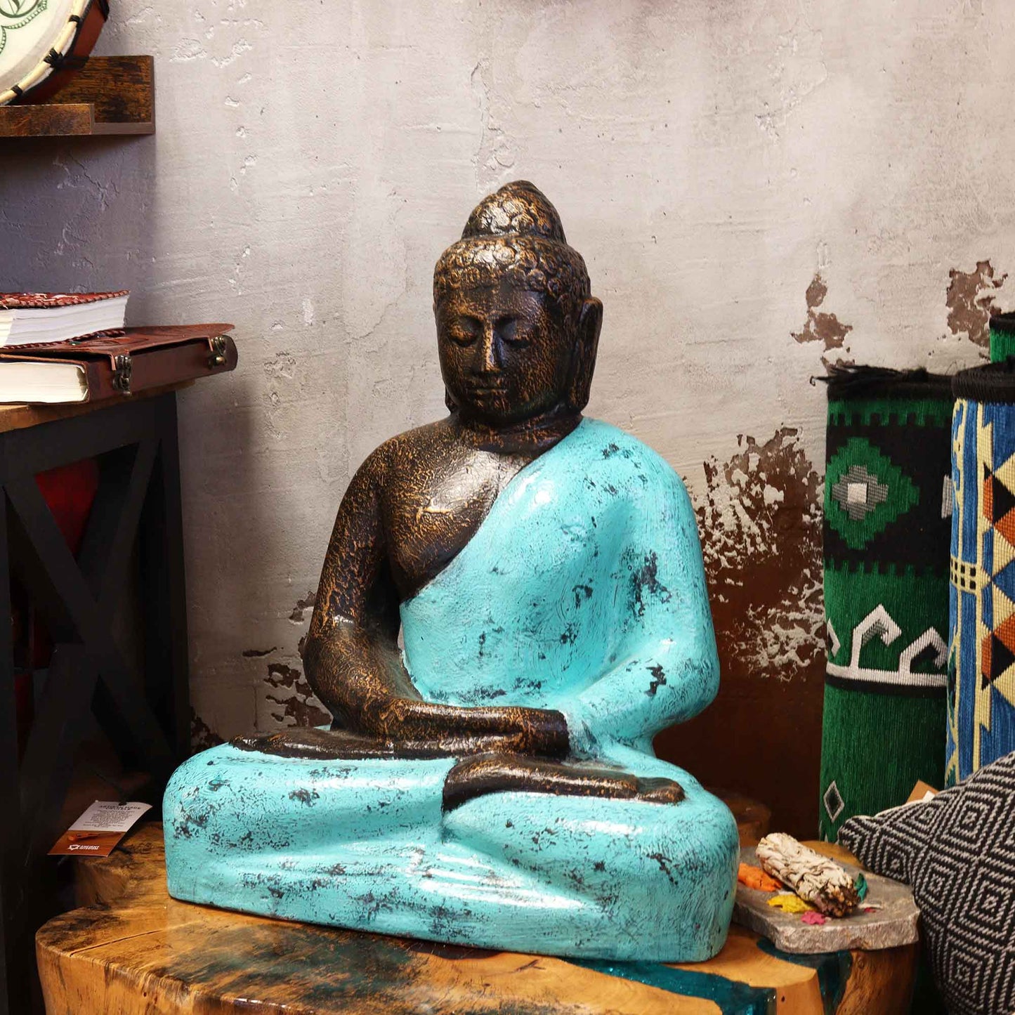 Klassischer mittelgroßer Buddha aus Türkis und Stein – 0,5 m