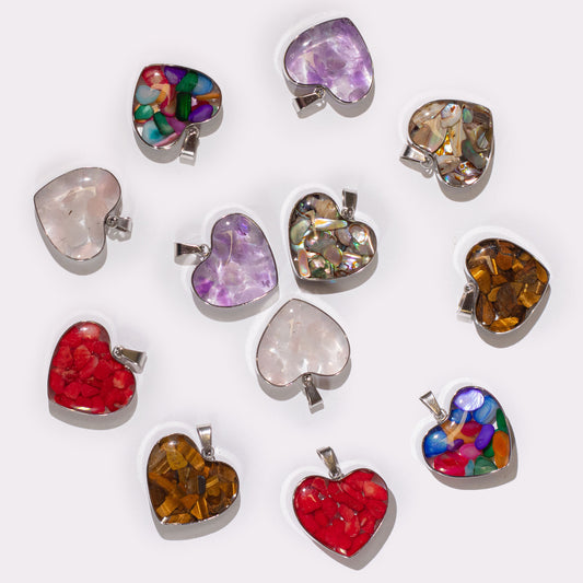 12 x Colgantes de corazón con carcasa de acero - Chip de gemas y conchas Surtido