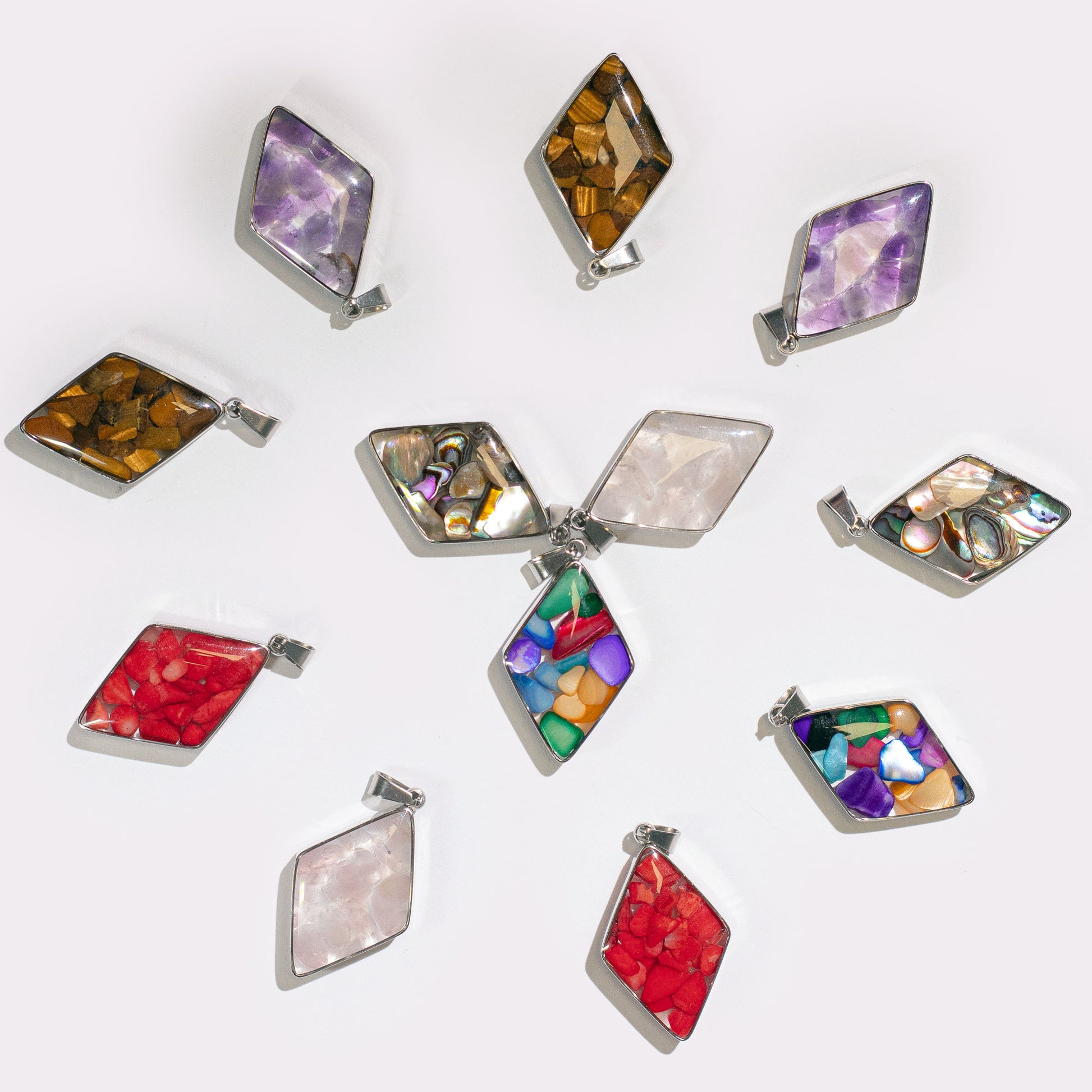 12 x Colgantes en forma de diamante con carcasa de acero - Chips de gemas y conchas Surtido