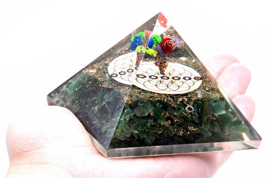 Pyramide d'orgonite Lrg 70 mm - Gemmes chakras - Aventurine verte et Fleur de vie - 70 mm