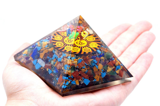 Pyramide d'orgonite grande taille 70 mm - Gemmes de chakra - Chakra Om - 70 mm